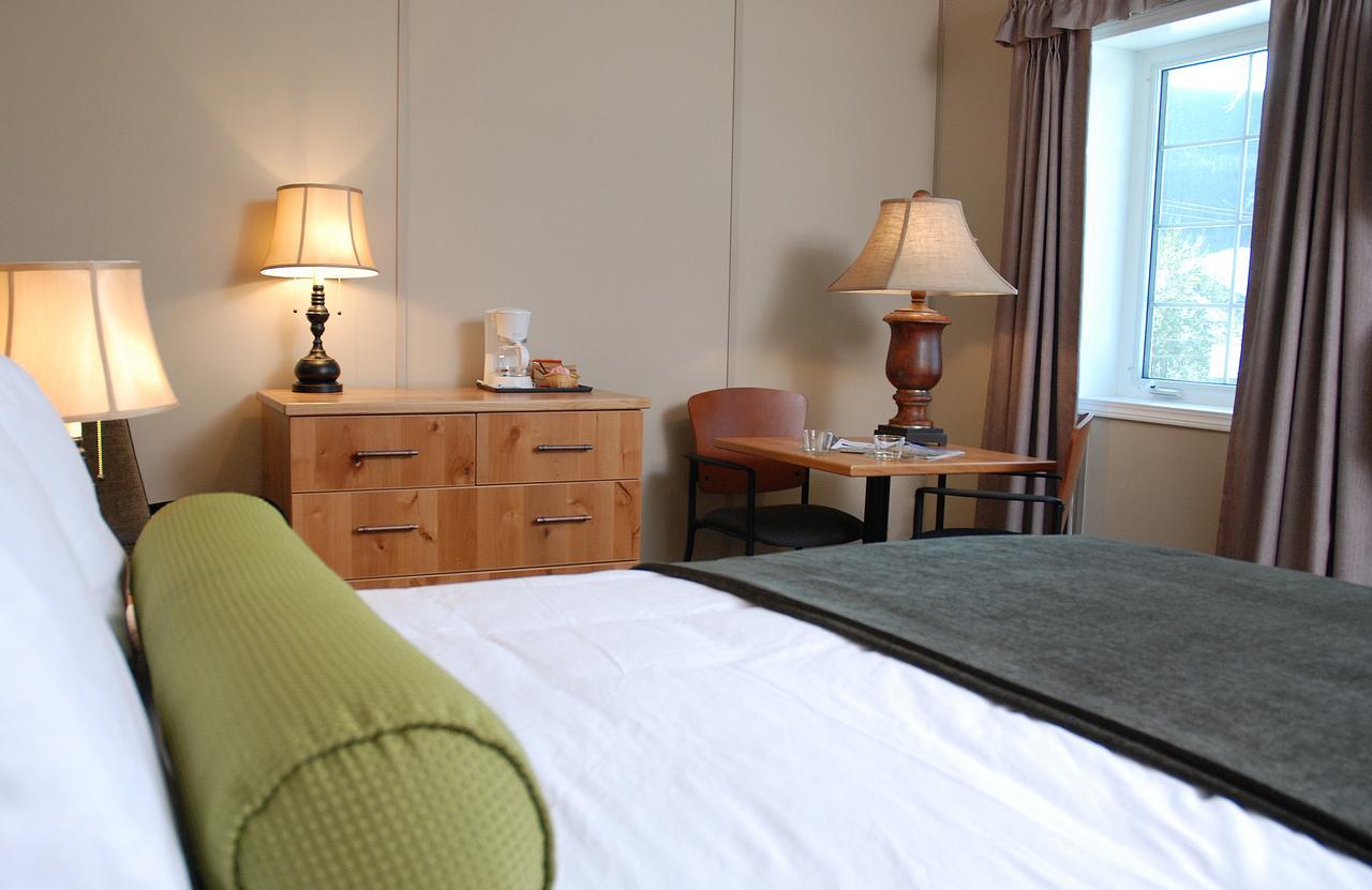 Triple J Hotel Доусон Экстерьер фото